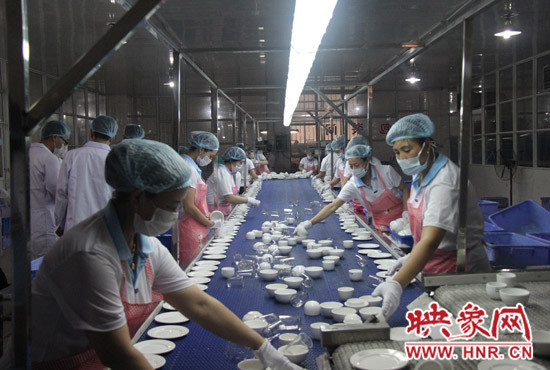 網(wǎng)友和群眾正在參觀餐具的消毒過(guò)程