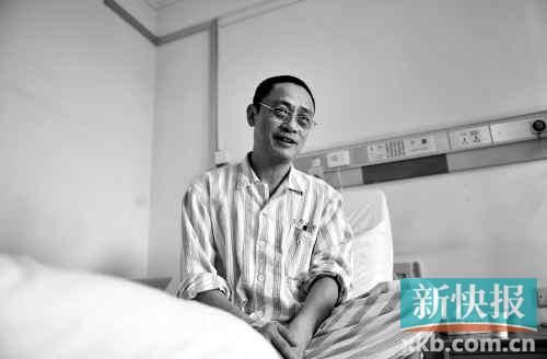 在病床上,趙海濱看起來比原先照片里消瘦了很多,雖然戴著一副近視眼鏡,卻掩飾不住鏡框后面發(fā)黑的眼圈。新快報記者孫毅/攝