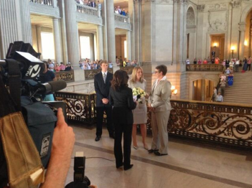 同性伴侶斯蒂爾和克里斯汀在舊金山市政廳舉行婚禮，這是自2008年加州8號提案通過以來，加州的首場同性婚禮。