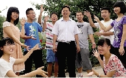 同學(xué)們用手臂連成光環(huán)，把班主任老師圍起來(lái)，表達(dá)對(duì)他的敬意和謝意。