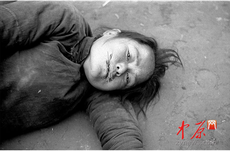 饑荒受災(zāi)者，她嘴里咬了幾根草