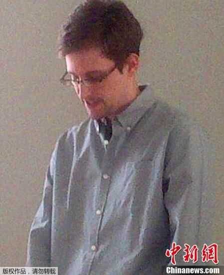 據(jù)外媒報(bào)道，美國“棱鏡”監(jiān)控計(jì)劃泄密者愛德華·斯諾登于莫斯科時(shí)間7月12日在莫斯科謝列梅捷沃機(jī)場(chǎng)與多