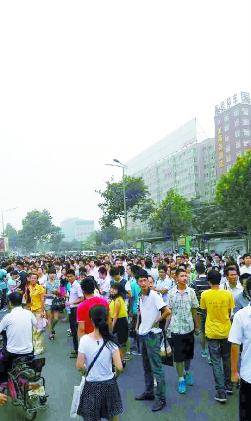 　早高峰等公交，場面蔚為壯觀（網(wǎng)友供圖）。