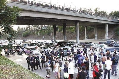 地點:美國洛杉磯。大批警察和示威者正在對峙