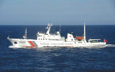 24日在釣魚島附近海域巡航的中國海警船。