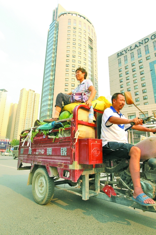 多賣瓜，瓜農(nóng)在烈日下奔波忙碌。