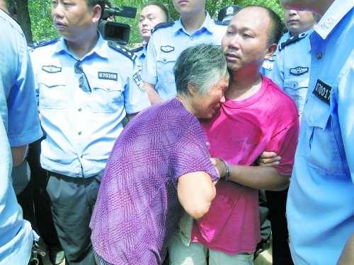 潛逃23年，歸案之時(shí)再見父母，最不能承受的究竟是誰？