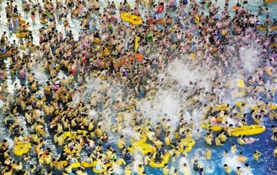 29日，湖北省武漢市，近日江城暑熱難解，人們紛紛前往水上樂園解暑，由于人數(shù)眾多，形成了“下餃子”的壯觀場(chǎng)面。圖/CFP