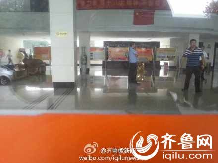 8月8號下午14時(shí)許，一女子在山東省衛(wèi)生廳辦公大樓三樓的一間辦公室內(nèi)，被一名年輕男子劫持。