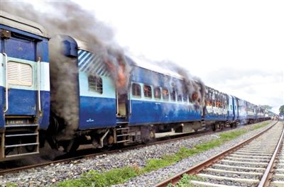 19日，撞人的火車(chē)被民眾點(diǎn)燃。