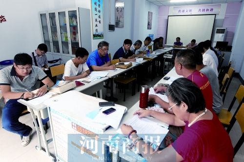 消費者代表和旁聽人員走進社區(qū)，聽取市民關(guān)于鄭州地鐵的意見和建議