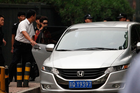 夢鴿在數(shù)十名警察和便衣護衛(wèi)下徑直上了私家車 夢鴿在數(shù)十名警察和便衣護衛(wèi)下徑直上了私家車