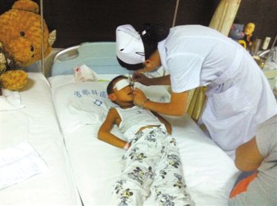 昨日傍晚，山西省眼科醫(yī)院醫(yī)生給斌斌點(diǎn)了兩次“眼藥水”。