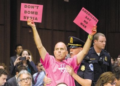 3日，美參議院外委會(huì)舉行敘利亞問題聽證會(huì)，民眾在現(xiàn)場示威，抗議美國軍事干預(yù)敘利亞。