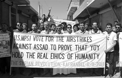 6日，敘利亞西北部的民眾打出橫幅，要求美國對敘動武。