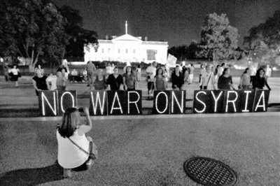 10日，華盛頓，美國反戰(zhàn)民眾在白宮前抗議對敘動武。