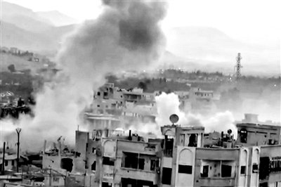 　10日公布的視頻顯示，敘利亞大馬士革地區(qū)，樓房遭重型火炮襲擊，現(xiàn)場濃煙滾滾。