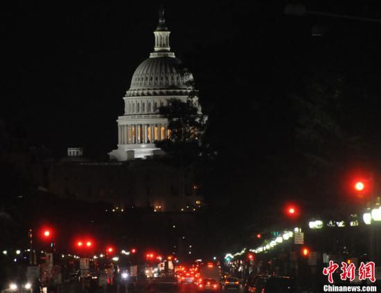 入夜后國會(huì)山前警燈一片，加強(qiáng)警戒。中新社發(fā) 德永健 攝