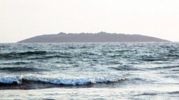 圖為在巴基斯坦靠近阿拉伯海的瓜達(dá)爾地區(qū)（Gwadar）近海600米處冒出一個小島。