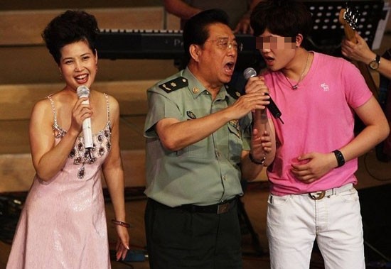 資料圖:李某某及其父母 資料圖:李某某及其父母