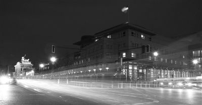 美國駐德國大使館夜景，這里被懷疑設有監(jiān)聽站。