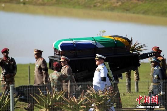 圖為南非海、陸、空三軍首腦為曼德拉護靈。宋方燦 攝