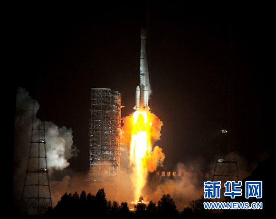 12月21日,載有玻利維亞通信衛(wèi)星的長征三號乙運(yùn)載火箭點(diǎn)火發(fā)射。當(dāng)日零時(shí)42分,我國在西昌衛(wèi)星發(fā)射中心用長征三號乙運(yùn)載火箭,成功將玻利維亞通信衛(wèi)星發(fā)射升空,衛(wèi)星順利進(jìn)入預(yù)定軌道。玻利維亞通信衛(wèi)星是該國擁有的第一顆衛(wèi)星。新華社記者 燕雁 攝