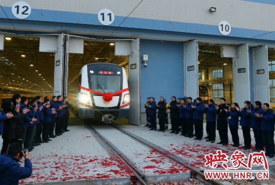 12月28日早上7點(diǎn)39分，編號(hào)為0111的列車駛出鄭東車輛段開往市體育中心站