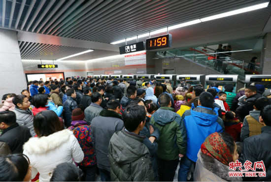 11點(diǎn)59分，紫金山地鐵站售票機(jī)前擠滿了買票的市民，場面如同春運(yùn)