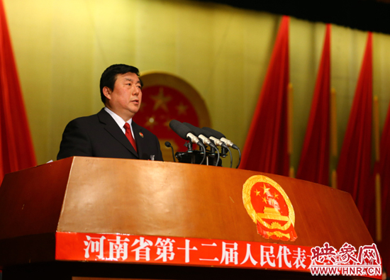 省人民檢察院檢察長(zhǎng)蔡寧向大會(huì)作工作報(bào)告。