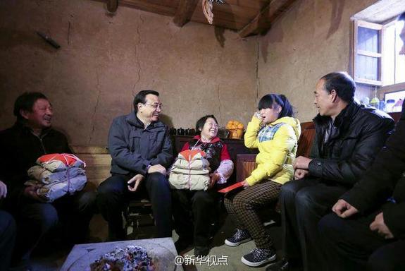 27日，李克強(qiáng)到安康旬陽金坡村看望留守兒童。