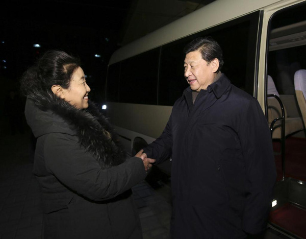 習(xí)近平27日晚看望了牛玉儒同志家屬。