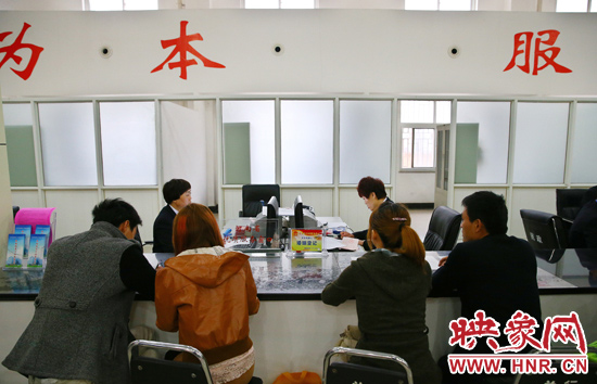 在陽(yáng)光大廈一樓大廳內(nèi)，分布著人社局、民政局等與群眾利益相關(guān)的民生服務(wù)窗口。