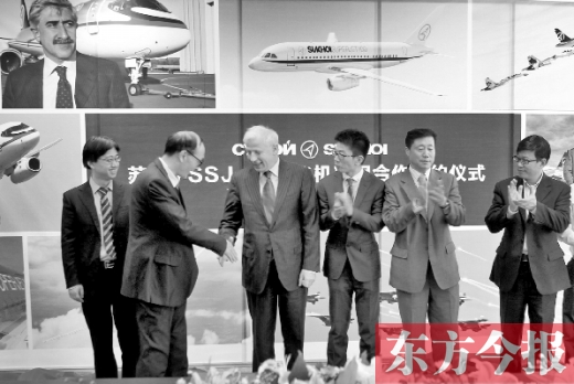 　昨日，“蘇霍伊SSJ-100飛機(jī)項(xiàng)目”合作簽約儀式在鄭州舉行