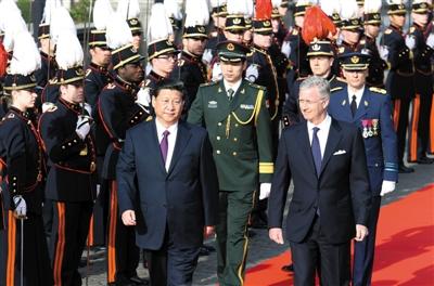 30日，習(xí)近平在會(huì)見(jiàn)比利時(shí)國(guó)王菲利普前，出席菲利普國(guó)王在王宮廣場(chǎng)舉行的隆重歡迎儀式。新華社發(fā)