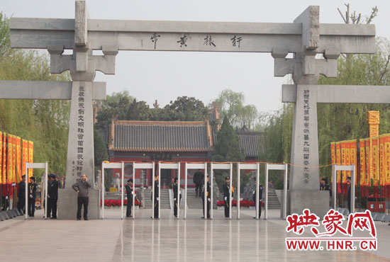 大典入口安檢嚴(yán)格。