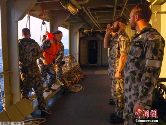　據(jù)澳大利亞海軍4月11日發(fā)布的圖片顯示，中澳海軍海上聯(lián)合搜尋失聯(lián)客機。據(jù)悉，澳大利亞總理當(dāng)天表示，澳方執(zhí)行搜尋失聯(lián)客機任務(wù)的搜救人員已獲知黑匣子的大致位置。