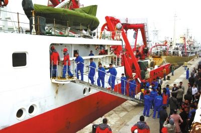  4月8日，“科學(xué)號(hào)”科學(xué)考察船從青島市中苑碼頭啟航，赴沖繩海槽區(qū)域進(jìn)行科學(xué)考察。圖/CFP