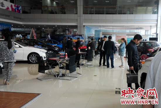 一大早來到4S店選車的顧客絡繹不絕。