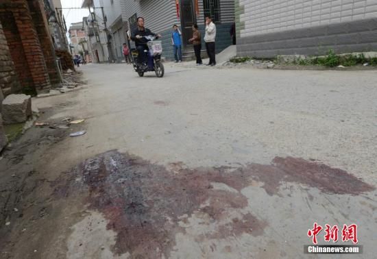 4月28日，福建省福州市閩侯縣發(fā)生一起惡性駕車撞人事件，圖為事發(fā)現(xiàn)場血跡斑斑。中新社發(fā) 劉可耕 攝