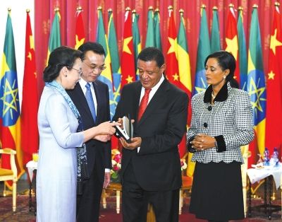 李克強(qiáng)總理與夫人程虹當(dāng)?shù)貢r間6日上午同埃塞總統(tǒng)穆拉圖夫婦在國家宮會見。會見后，程虹將自己的著作和譯著贈送給姆拉圖總統(tǒng)夫婦。