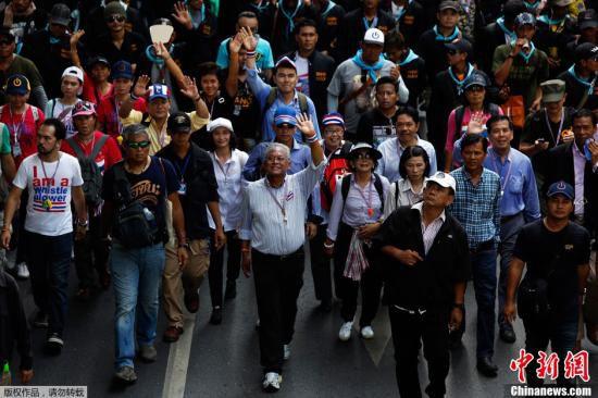 5月9日，泰國反政府示威者在素帖（中）的領(lǐng)導(dǎo)下在曼谷市中心游行。