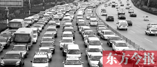 21日，鄭州市中州大道，大量擁堵的汽車將寬寬的道路變成“停車場”