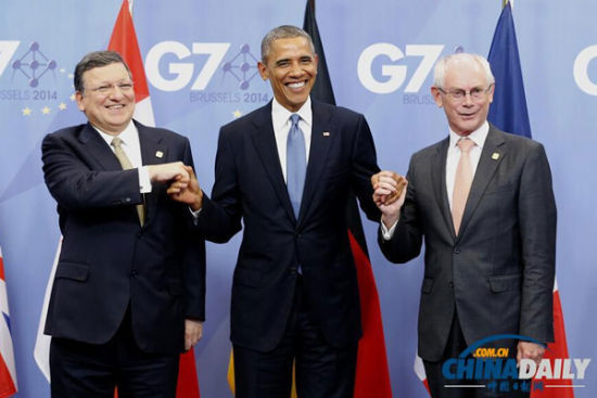 資料圖：6月4日，歐洲理事會(huì)主席范龍佩（右）和歐盟委員會(huì)主席巴羅佐（左）在會(huì)場(chǎng)門口歡迎前來與會(huì)的美國(guó)總統(tǒng)奧巴馬。由歐盟主持的七國(guó)集團(tuán)領(lǐng)導(dǎo)人會(huì)晤4日晚間在布魯塞爾開幕，烏克蘭問題成為本次峰會(huì)核心議題。（新華社發(fā) 歐盟理事會(huì)供圖）