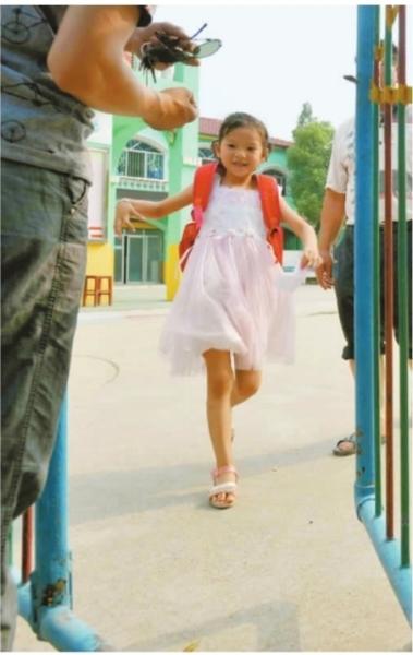 　　昨日，潛江市浩口鎮(zhèn)第三小學(xué)已被戒嚴(yán)，下午幼兒園學(xué)生放學(xué)時(shí)，一些家長(zhǎng)前來(lái)接孩子