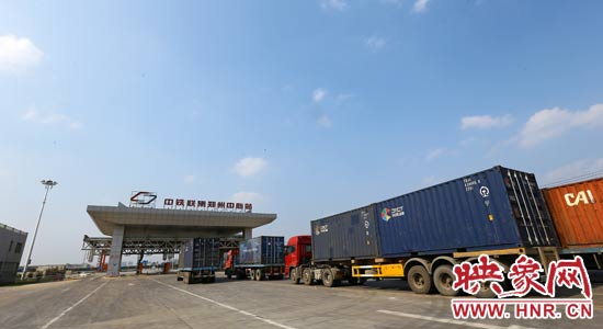 一頭連著生產，一頭牽著消費，現(xiàn)代物流業(yè)成為經濟運行的血脈。