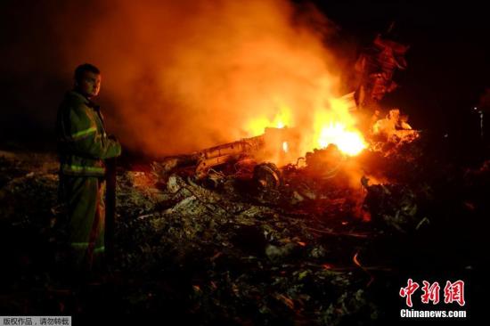 圖為馬航波音777客機在頓涅茨克地區(qū)墜毀的現(xiàn)場。