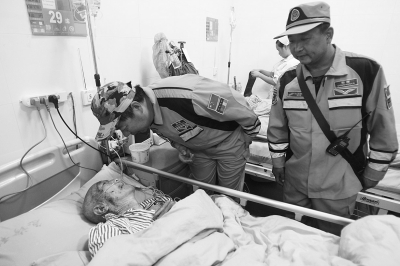 緊張的救援間隙，中國(guó)緊急救援河南基地的隊(duì)員還探望了被救的84歲老人。