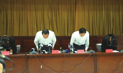 昆明通報(bào)明通小學(xué)踩踏事故原因，官員鞠躬致歉。圖/東方IC