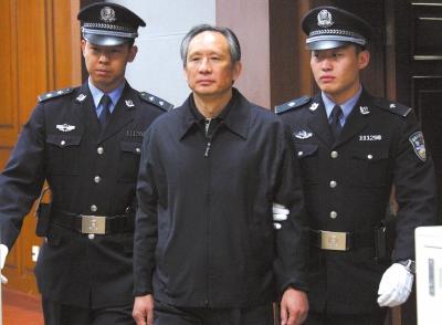 昨天，被告人張曙光在法庭上聽取宣判。新華社發(fā)